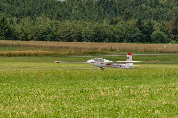 Speck-Fehraltorf, Zürih, İsviçre, 1 Temmuz 2023 Swift S-1 uçağı küçük bir havaalanına iniyor.