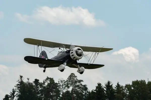 Speck Feraltorf チューリッヒ スイス 2023年7月1日N 150Ek WacoタイプYmf 5歴史的なアクロバット航空機は小さな飛行場から出発しています — ストック写真