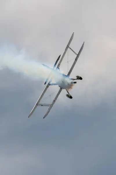Speck Feraltorf チューリッヒ スイス 2023年7月1日N 150Ek WacoタイプYmf 5アクロバティックなダブルデッキ機が航空ショー中に性能を発揮しています — ストック写真