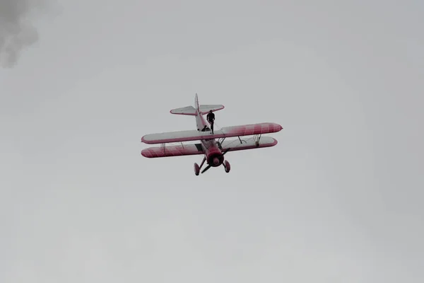 瑞士苏黎世 Speck Fehraltorf 2023年7月1日N 450D波音Pt 13D具有历史意义的老双层飞机 与一位在航空展上表演令人叹为观止的女翼 — 图库照片