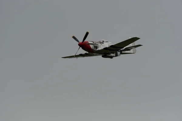Speck Feraltorf チューリッヒ スイス 2023年7月1日D Fpsi北米P51Dマスタングの航空展示中の歴史的な古い航空機のパフォーマンス — ストック写真