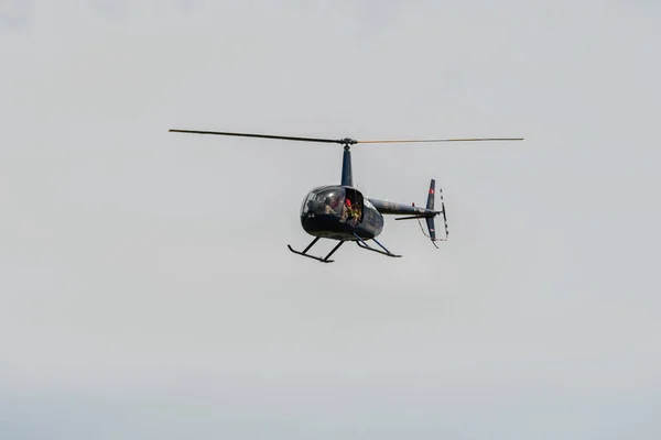 2023年7月1日スイス チューリッヒのSpeck Feraltorf Zjg Robinson R44 Raven Iiヘリコプターが小さな飛行場を通過 ロイヤリティフリーのストック画像