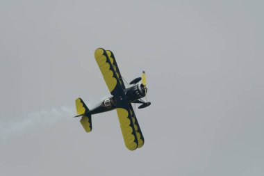 Speck-Fehraltorf, Zürih, İsviçre, 2 Temmuz 2023 HB-YNG Culps Rombach özel akrobatik uçak gösterisi sırasında