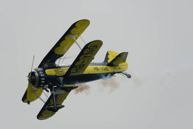 Speck-Fehraltorf, Zürih, İsviçre, 2 Temmuz 2023 HB-YNG Culps Rombach özel akrobatik uçak gösterisi sırasında