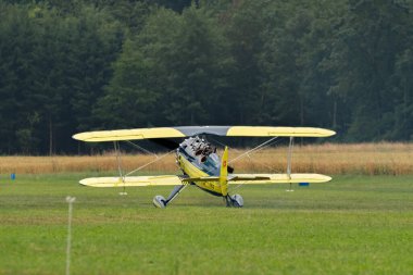 Speck-Fehraltorf, Zürih, İsviçre, 2 Temmuz 2023 HB-YNG Culps Rombach özel akrobatik uçak çimen pistinde küçük bir havaalanında