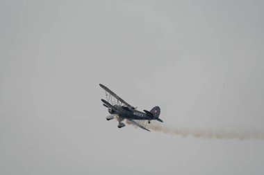 Speck-Fehraltorf, Zürih, İsviçre, 2 Temmuz 2023 N-150EK Waco Typ YMF-5 tarihi akrobatik çift katlı uçak bir hava gösterisi sırasında sahneleniyor