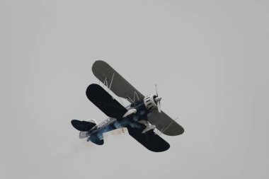 Speck-Fehraltorf, Zürih, İsviçre, 2 Temmuz 2023 N-150EK Waco Typ YMF-5 tarihi akrobatik çift katlı uçak bir hava gösterisi sırasında sahneleniyor