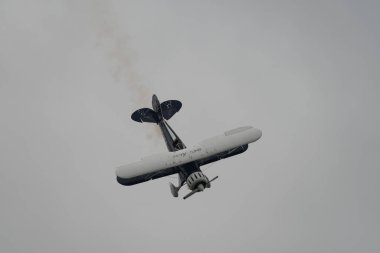 Speck-Fehraltorf, Zürih, İsviçre, 2 Temmuz 2023 N-150EK Waco Typ YMF-5 tarihi akrobatik çift katlı uçak bir hava gösterisi sırasında sahneleniyor