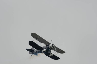 Speck-Fehraltorf, Zürih, İsviçre, 2 Temmuz 2023 N-150EK Waco Typ YMF-5 tarihi akrobatik çift katlı uçak bir hava gösterisi sırasında sahneleniyor