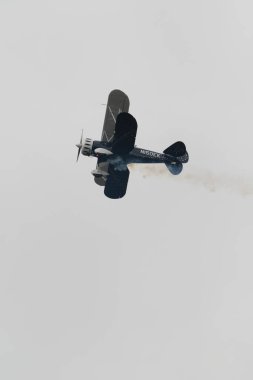 Speck-Fehraltorf, Zürih, İsviçre, 2 Temmuz 2023 N-150EK Waco Typ YMF-5 tarihi akrobatik çift katlı uçak bir hava gösterisi sırasında sahneleniyor