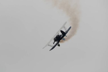 Speck-Fehraltorf, Zürih, İsviçre, 2 Temmuz 2023 N-150EK Waco Typ YMF-5 tarihi akrobatik çift katlı uçak bir hava gösterisi sırasında sahneleniyor