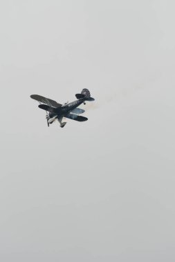 Speck-Fehraltorf, Zürih, İsviçre, 2 Temmuz 2023 N-150EK Waco Typ YMF-5 tarihi akrobatik çift katlı uçak bir hava gösterisi sırasında sahneleniyor