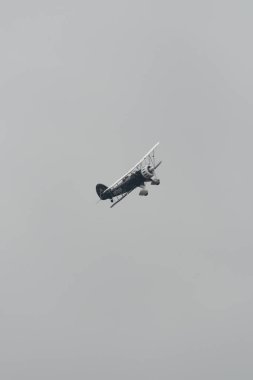 Speck-Fehraltorf, Zürih, İsviçre, 2 Temmuz 2023 N-150EK Waco Typ YMF-5 tarihi akrobatik çift katlı uçak bir hava gösterisi sırasında sahneleniyor