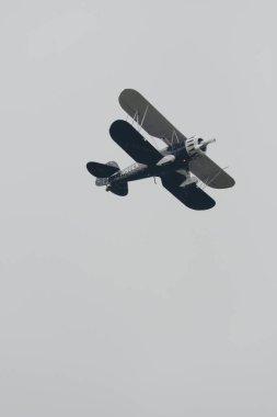 Speck-Fehraltorf, Zürih, İsviçre, 2 Temmuz 2023 N-150EK Waco Typ YMF-5 tarihi akrobatik çift katlı uçak bir hava gösterisi sırasında sahneleniyor