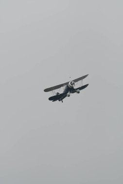 Speck-Fehraltorf, Zürih, İsviçre, 2 Temmuz 2023 N-150EK Waco Typ YMF-5 tarihi akrobatik çift katlı uçak bir hava gösterisi sırasında sahneleniyor
