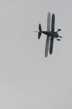 Speck-Fehraltorf, Zürih, İsviçre, 2 Temmuz 2023 N-150EK Waco Typ YMF-5 tarihi akrobatik çift katlı uçak bir hava gösterisi sırasında sahneleniyor