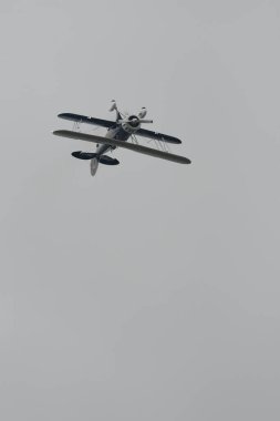 Speck-Fehraltorf, Zürih, İsviçre, 2 Temmuz 2023 N-150EK Waco Typ YMF-5 tarihi akrobatik çift katlı uçak bir hava gösterisi sırasında sahneleniyor