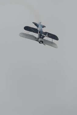 Speck-Fehraltorf, Zürih, İsviçre, 2 Temmuz 2023 N-150EK Waco Typ YMF-5 tarihi akrobatik çift katlı uçak bir hava gösterisi sırasında sahneleniyor