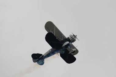 Speck-Fehraltorf, Zürih, İsviçre, 2 Temmuz 2023 N-150EK Waco Typ YMF-5 tarihi akrobatik çift katlı uçak bir hava gösterisi sırasında sahneleniyor