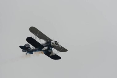 Speck-Fehraltorf, Zürih, İsviçre, 2 Temmuz 2023 N-150EK Waco Typ YMF-5 tarihi akrobatik çift katlı uçak bir hava gösterisi sırasında sahneleniyor
