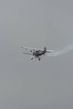 Speck-Fehraltorf, Zürih, İsviçre, 2 Temmuz 2023 N-150EK Waco Typ YMF-5 tarihi akrobatik çift katlı uçak bir hava gösterisi sırasında sahneleniyor