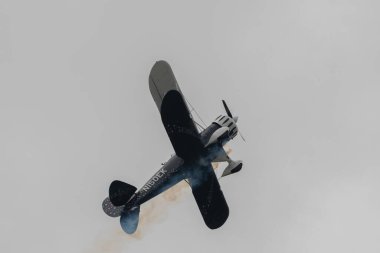 Speck-Fehraltorf, Zürih, İsviçre, 2 Temmuz 2023 N-150EK Waco Typ YMF-5 tarihi akrobatik çift katlı uçak bir hava gösterisi sırasında sahneleniyor