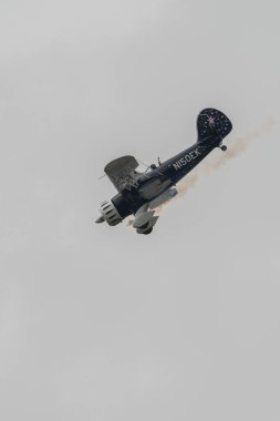 Speck-Fehraltorf, Zürih, İsviçre, 2 Temmuz 2023 N-150EK Waco Typ YMF-5 tarihi akrobatik çift katlı uçak bir hava gösterisi sırasında sahneleniyor