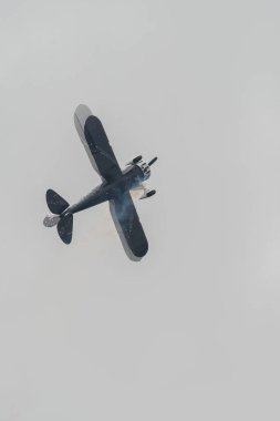 Speck-Fehraltorf, Zürih, İsviçre, 2 Temmuz 2023 N-150EK Waco Typ YMF-5 tarihi akrobatik çift katlı uçak bir hava gösterisi sırasında sahneleniyor