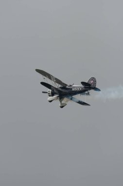 Speck-Fehraltorf, Zürih, İsviçre, 2 Temmuz 2023 N-150EK Waco Typ YMF-5 tarihi akrobatik çift katlı uçak bir hava gösterisi sırasında sahneleniyor