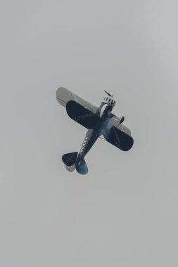 Speck-Fehraltorf, Zürih, İsviçre, 2 Temmuz 2023 N-150EK Waco Typ YMF-5 tarihi akrobatik çift katlı uçak bir hava gösterisi sırasında sahneleniyor