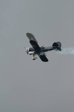 Speck-Fehraltorf, Zürih, İsviçre, 2 Temmuz 2023 N-150EK Waco Typ YMF-5 tarihi akrobatik çift katlı uçak bir hava gösterisi sırasında sahneleniyor