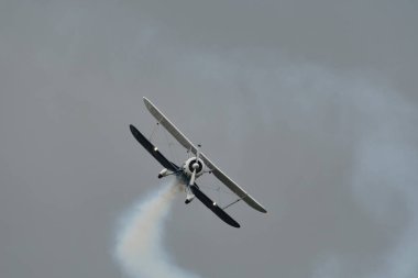 Speck-Fehraltorf, Zürih, İsviçre, 2 Temmuz 2023 N-150EK Waco Typ YMF-5 tarihi akrobatik çift katlı uçak bir hava gösterisi sırasında sahneleniyor