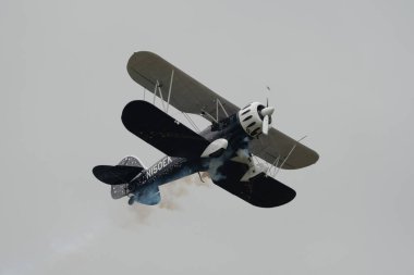 Speck-Fehraltorf, Zürih, İsviçre, 2 Temmuz 2023 N-150EK Waco Typ YMF-5 tarihi akrobatik çift katlı uçak bir hava gösterisi sırasında sahneleniyor