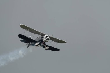 Speck-Fehraltorf, Zürih, İsviçre, 2 Temmuz 2023 N-150EK Waco Typ YMF-5 tarihi akrobatik çift katlı uçak bir hava gösterisi sırasında sahneleniyor