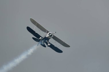 Speck-Fehraltorf, Zürih, İsviçre, 2 Temmuz 2023 N-150EK Waco Typ YMF-5 tarihi akrobatik çift katlı uçak bir hava gösterisi sırasında sahneleniyor