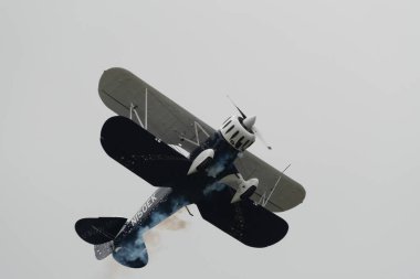 Speck-Fehraltorf, Zürih, İsviçre, 2 Temmuz 2023 N-150EK Waco Typ YMF-5 tarihi akrobatik çift katlı uçak bir hava gösterisi sırasında sahneleniyor