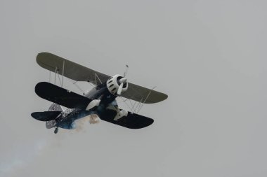 Speck-Fehraltorf, Zürih, İsviçre, 2 Temmuz 2023 N-150EK Waco Typ YMF-5 tarihi akrobatik çift katlı uçak bir hava gösterisi sırasında sahneleniyor