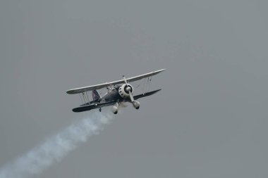 Speck-Fehraltorf, Zürih, İsviçre, 2 Temmuz 2023 N-150EK Waco Typ YMF-5 tarihi akrobatik çift katlı uçak bir hava gösterisi sırasında sahneleniyor