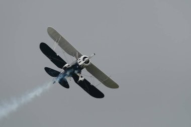 Speck-Fehraltorf, Zürih, İsviçre, 2 Temmuz 2023 N-150EK Waco Typ YMF-5 tarihi akrobatik çift katlı uçak bir hava gösterisi sırasında sahneleniyor