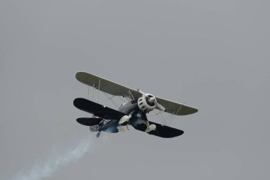 Speck-Fehraltorf, Zürih, İsviçre, 2 Temmuz 2023 N-150EK Waco Typ YMF-5 tarihi akrobatik çift katlı uçak bir hava gösterisi sırasında sahneleniyor