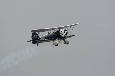 Speck-Fehraltorf, Zürih, İsviçre, 2 Temmuz 2023 N-150EK Waco Typ YMF-5 tarihi akrobatik çift katlı uçak bir hava gösterisi sırasında sahneleniyor