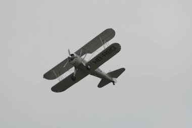 Speck-Fehraltorf, Zürih, İsviçre, 2 Temmuz 2023 HB-RBG Boeing E-75 Stearman tarihi çift katlı bir hava gösterisi sırasında