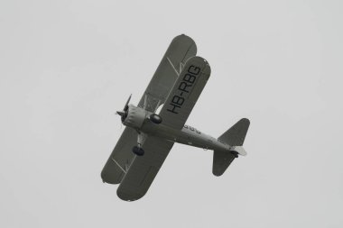 Speck-Fehraltorf, Zürih, İsviçre, 2 Temmuz 2023 HB-RBG Boeing E-75 Stearman tarihi çift katlı bir hava gösterisi sırasında