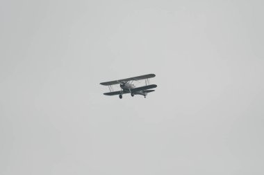 Speck-Fehraltorf, Zürih, İsviçre, 2 Temmuz 2023 HB-RBG Boeing E-75 Stearman tarihi çift katlı bir hava gösterisi sırasında