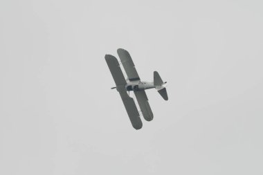 Speck-Fehraltorf, Zürih, İsviçre, 2 Temmuz 2023 HB-RBG Boeing E-75 Stearman tarihi çift katlı bir hava gösterisi sırasında