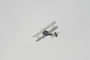 Speck-Fehraltorf, Zürih, İsviçre, 2 Temmuz 2023 HB-RBG Boeing E-75 Stearman tarihi çift katlı bir hava gösterisi sırasında