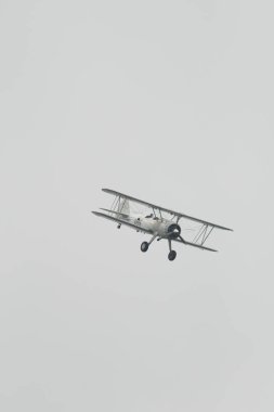 Speck-Fehraltorf, Zürih, İsviçre, 2 Temmuz 2023 HB-RBG Boeing E-75 Stearman tarihi çift katlı bir hava gösterisi sırasında