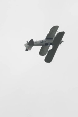 Speck-Fehraltorf, Zürih, İsviçre, 2 Temmuz 2023 HB-RBG Boeing E-75 Stearman tarihi çift katlı bir hava gösterisi sırasında