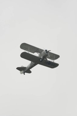 Speck-Fehraltorf, Zürih, İsviçre, 2 Temmuz 2023 HB-RBG Boeing E-75 Stearman tarihi çift katlı bir hava gösterisi sırasında