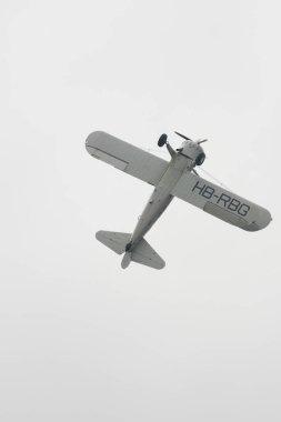 Speck-Fehraltorf, Zürih, İsviçre, 2 Temmuz 2023 HB-RBG Boeing E-75 Stearman tarihi çift katlı bir hava gösterisi sırasında